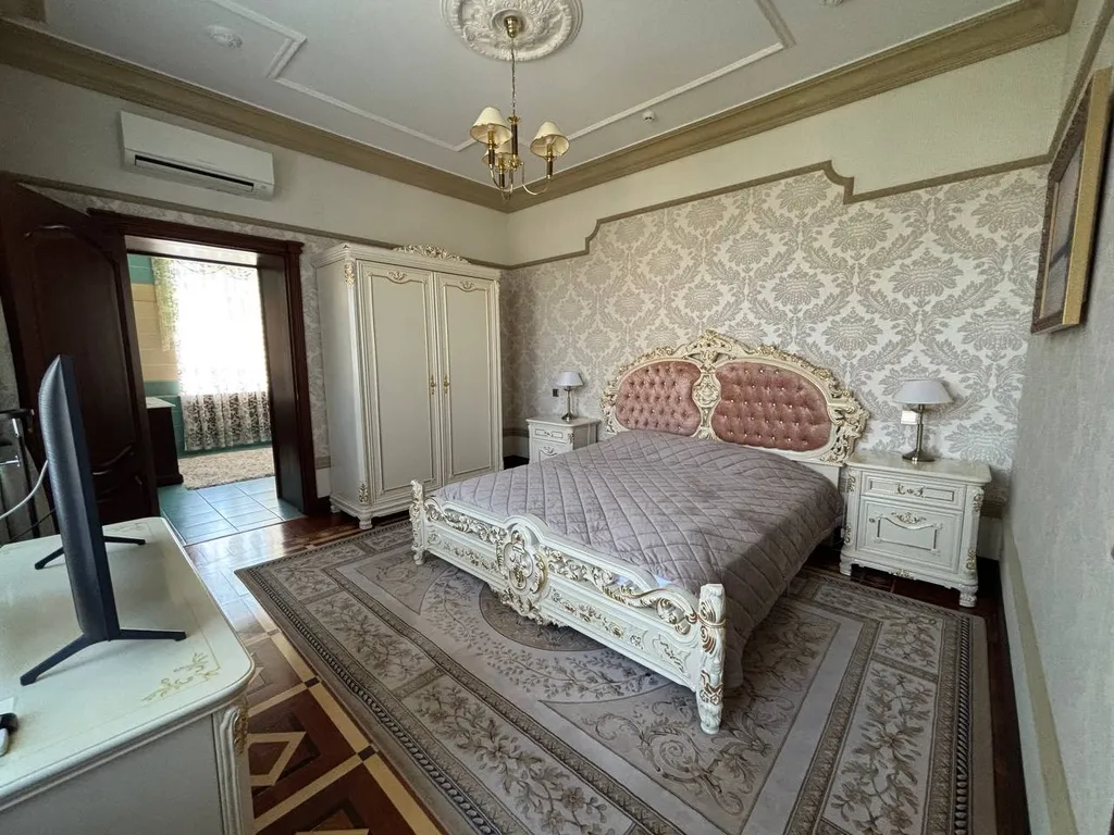 Двухэтажный коттедж с видом на парк в центре Минска