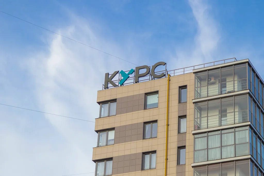 Современная трешка с видом на озеро и каминным залом