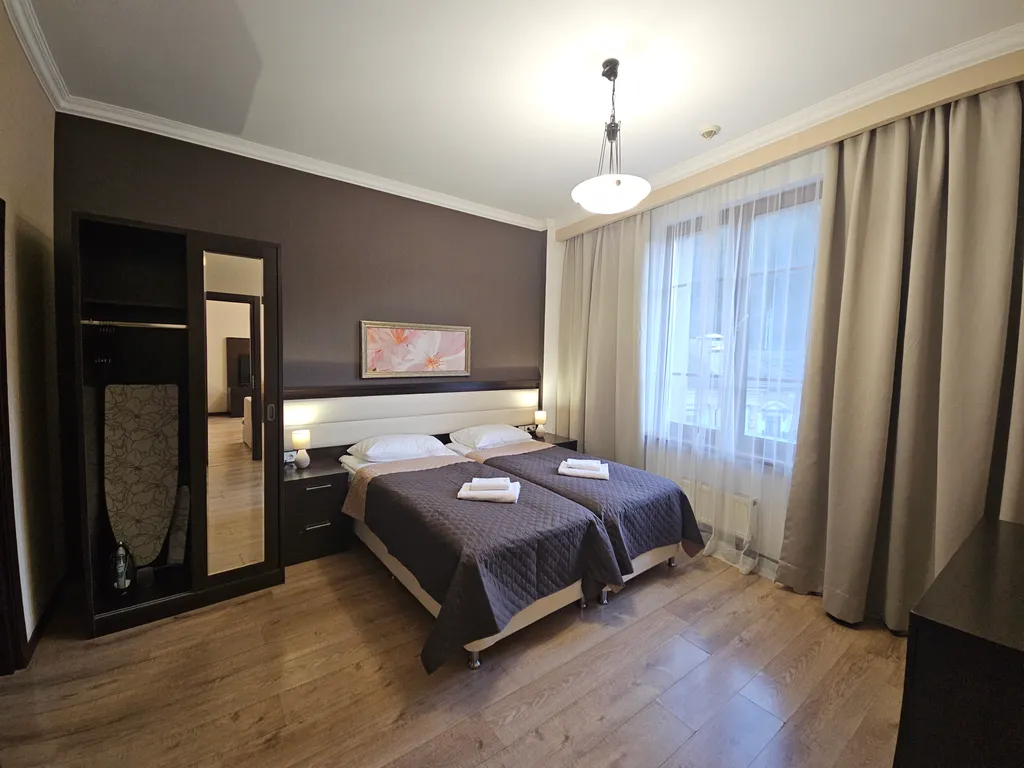 Апартаменты комфорт, две спальни, с видом реку и горы