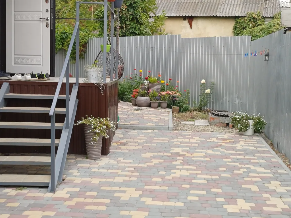 Уютный двухэтажный дом в центре города ( 1 этаж)