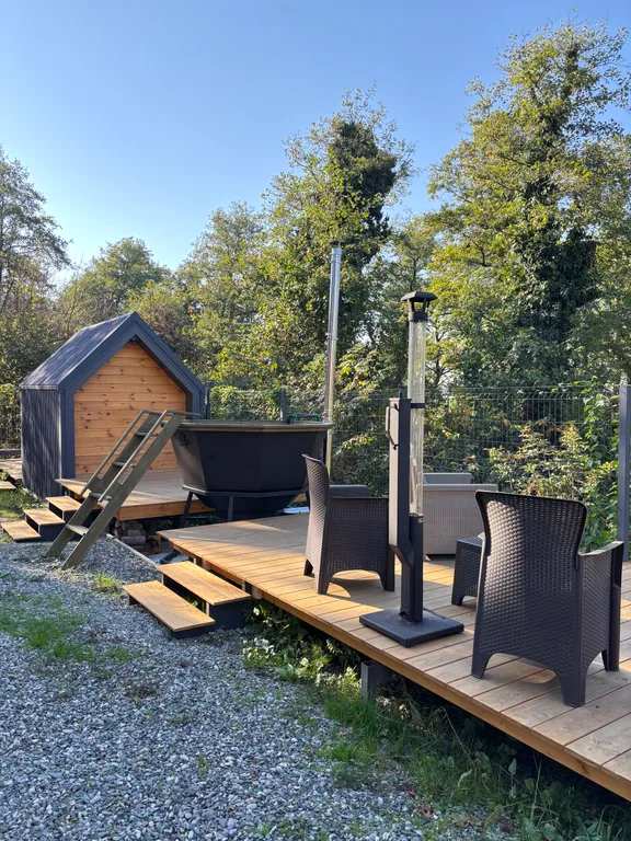 Дом с видом на море в лесу