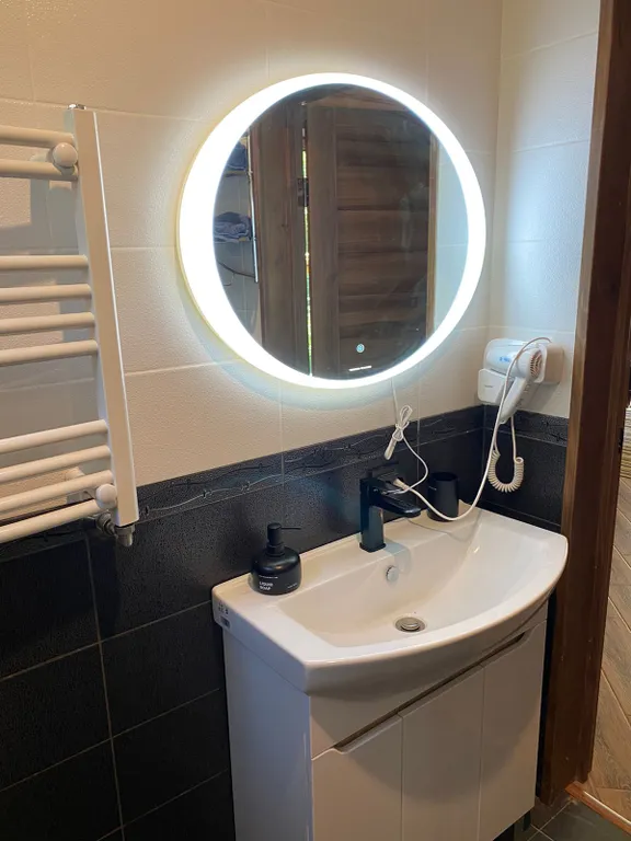 Комфортабельный коттедж с сауной на берегу водоема