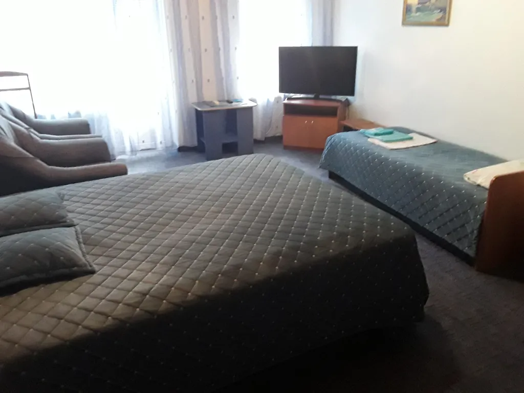 Квартира Трёхместный номер с 2 кроватями, с балконом и кухней — аренда посуточно в Утес