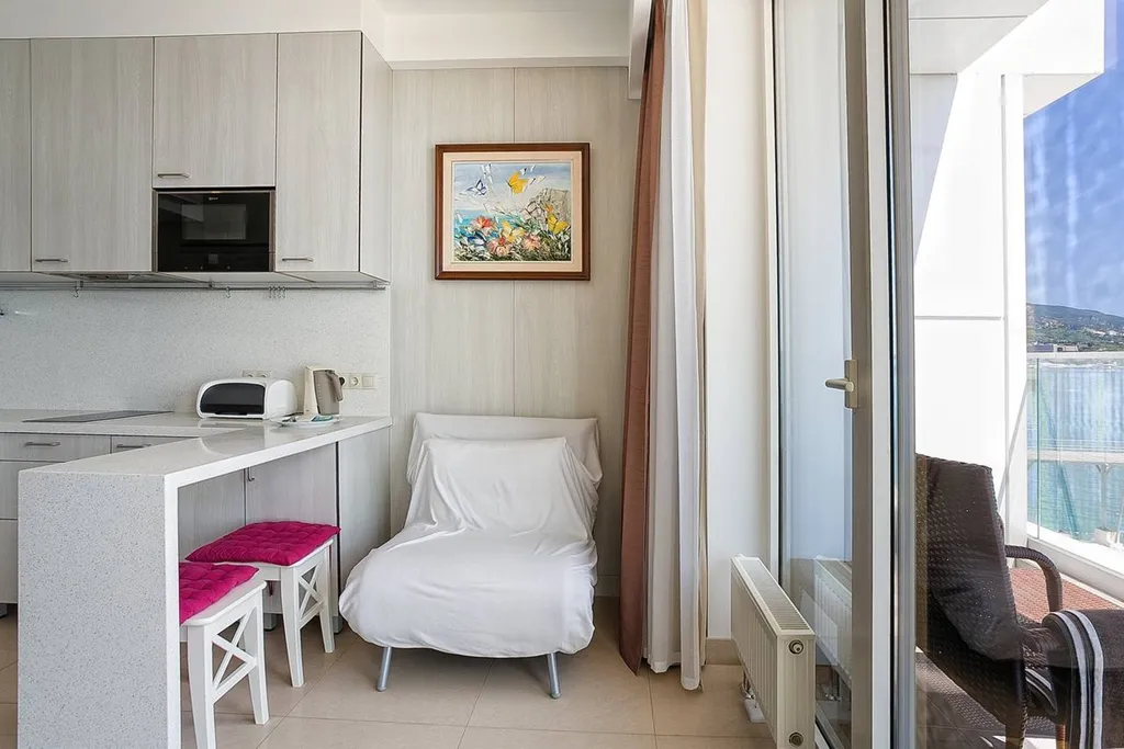 Светлая уютная квартира с видом на море, город и горы