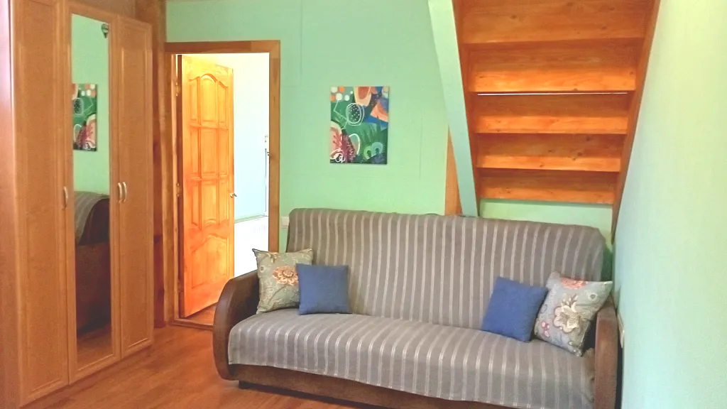 На берегу озера с лебедями, в центре, с камином и антресольным этажом