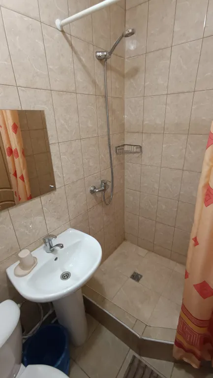 Уютная комната с двуспальной кроватью