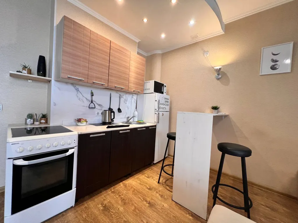 Квартира Уютная светлая студия, центр, ТЦ Вояж, парковка, кафе, аквапарк источник — Тюмень