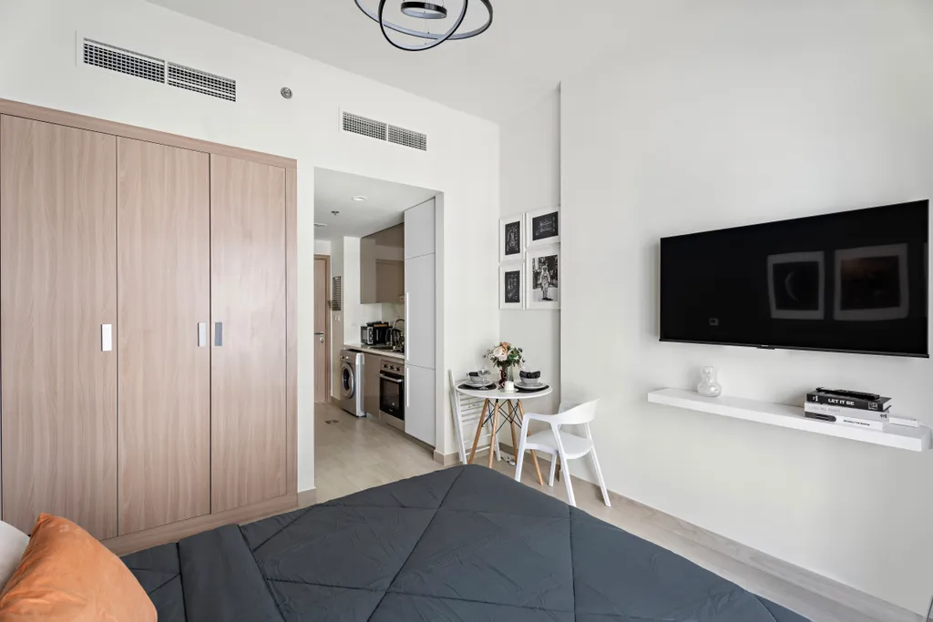 Уютная студия с балконом в Azizi Riviera