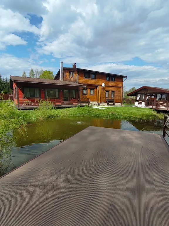 Красивый дом с камином на берегу живописной реки