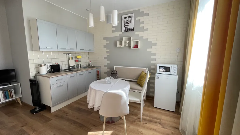 Белая студия в новом доме на центральной улице