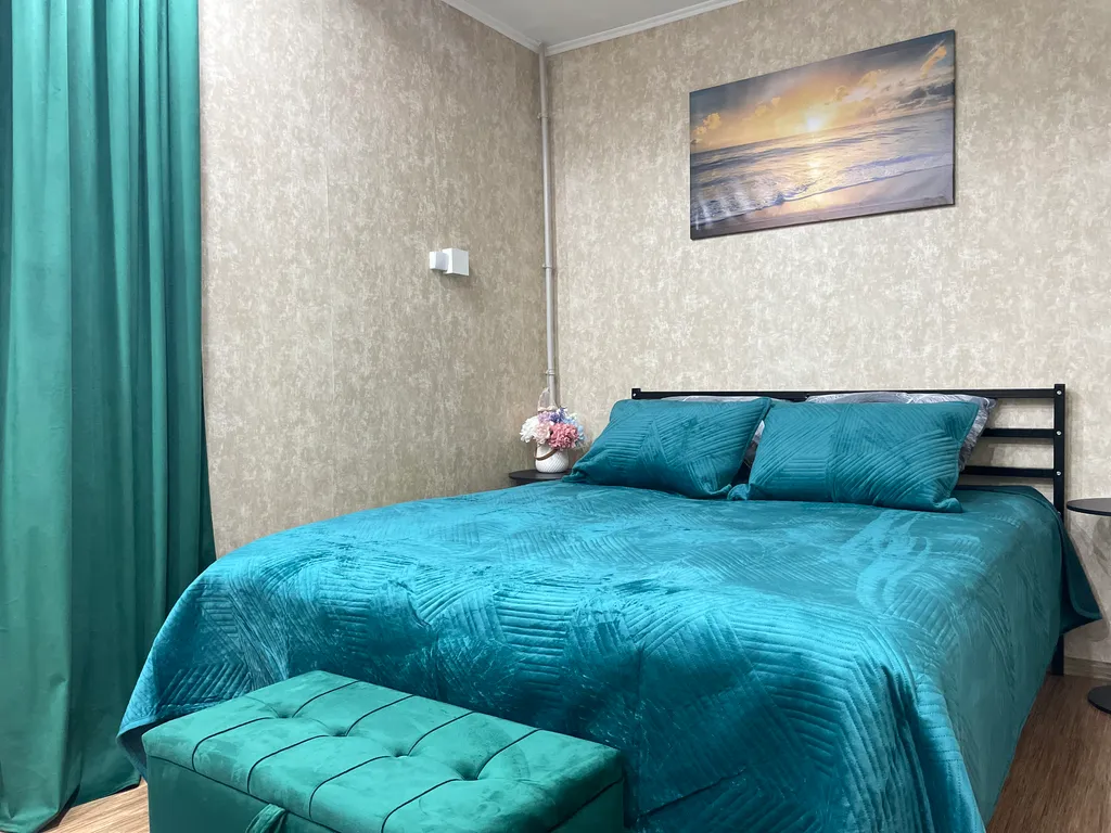 Уютная, светлая квартира с видом на гостиницу карибу