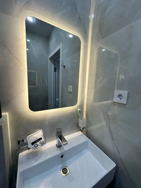 Двухуровневый полулюкс с зоной отдыха на крыше и видом на бассейн