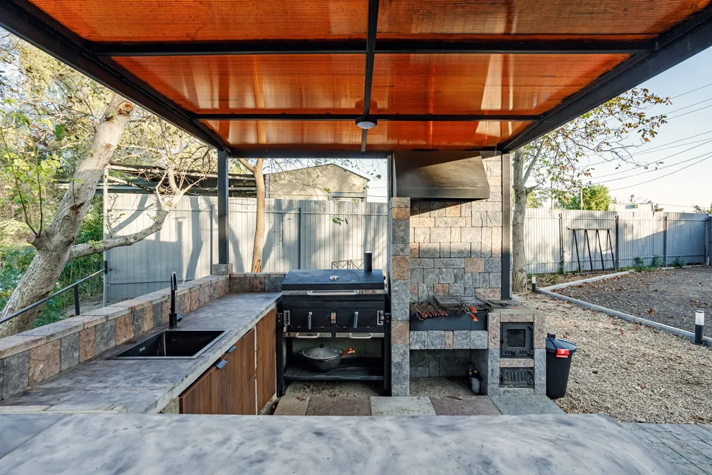 Дом на берегу реки