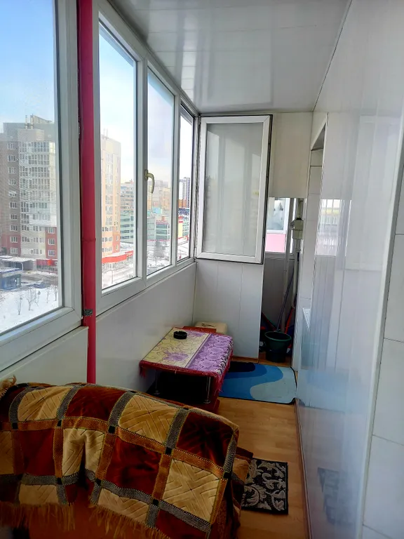 Двушечка возле Леруа