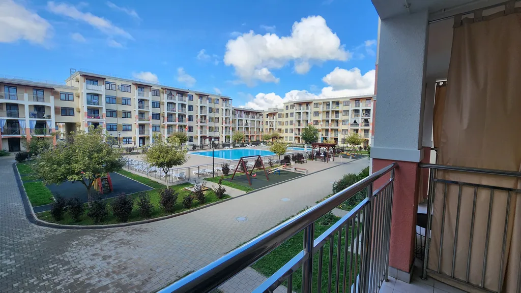 Студия с видом на бассейн