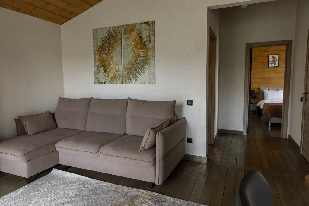 Просторный двухкомнатный коттедж в лесу у пруда