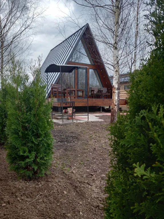 Уютный треугольный домик