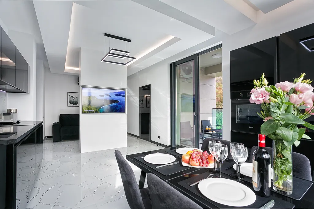 Стильная квартира "Черное&Белое" с видом на море — аренда посуточно в Ялта