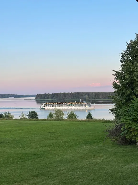 Дом с баней на берегу реки Волга с большой территорией