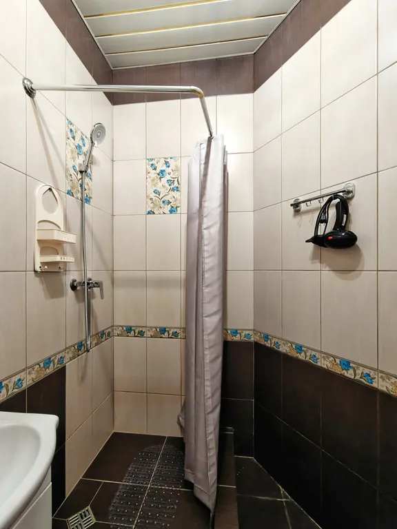 Дом с видом на монастырь