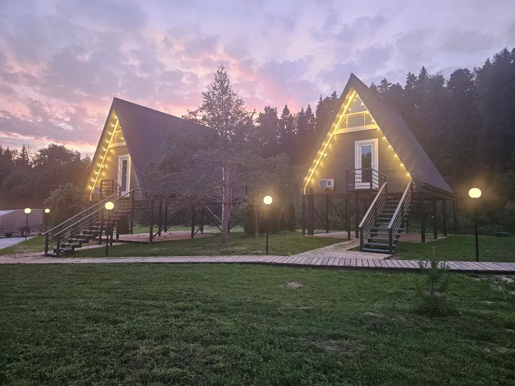 Дом в стиле a-frame с чаном на террасе