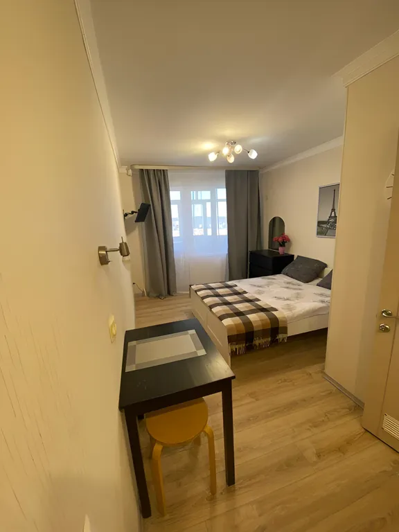 Уютная студия с двуспальной кроватью, балконом и видом на город