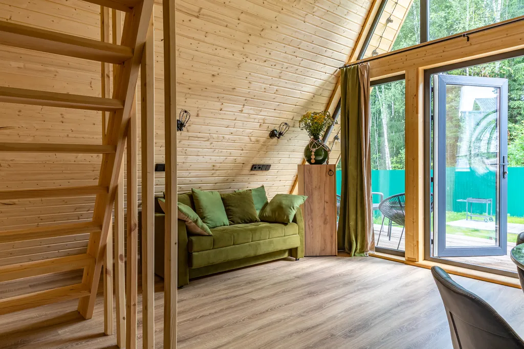 Дом шалаш в окружении леса рядом с озером