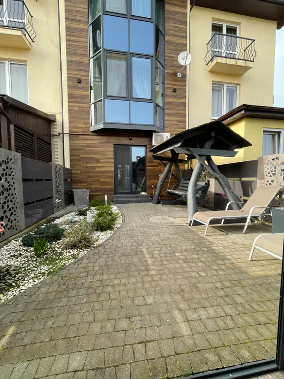 Семейный таунхаус в тихом месте западного побережья