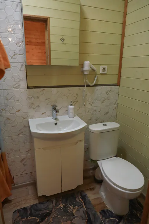 Коттедж Уютный современный дом в горах, крытая терраса с панорамой гор и озера — Соколиное