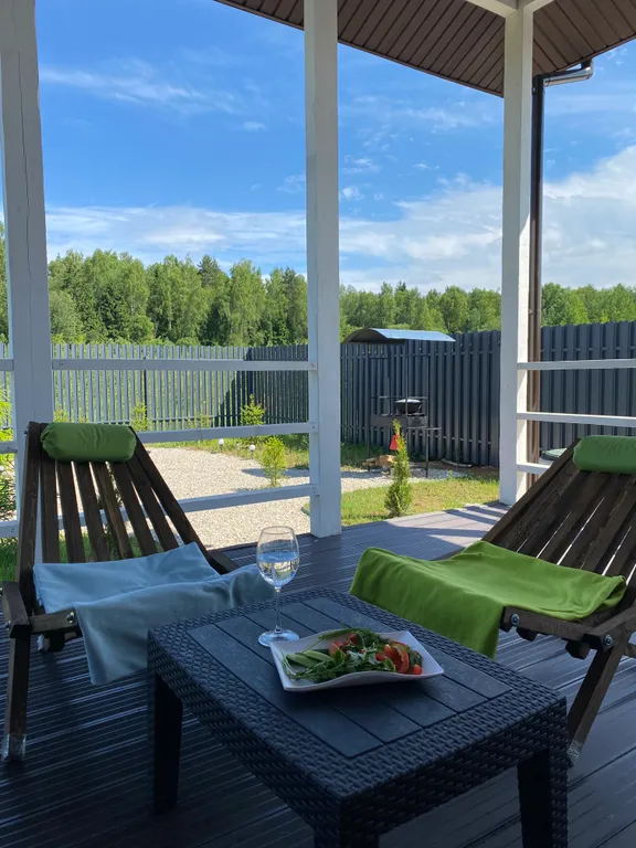 Домик у воды в окружении леса