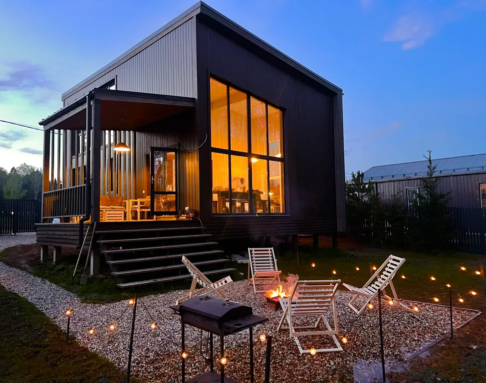 Уютный стильный новый дом с баней в окружении берёзовой рощи