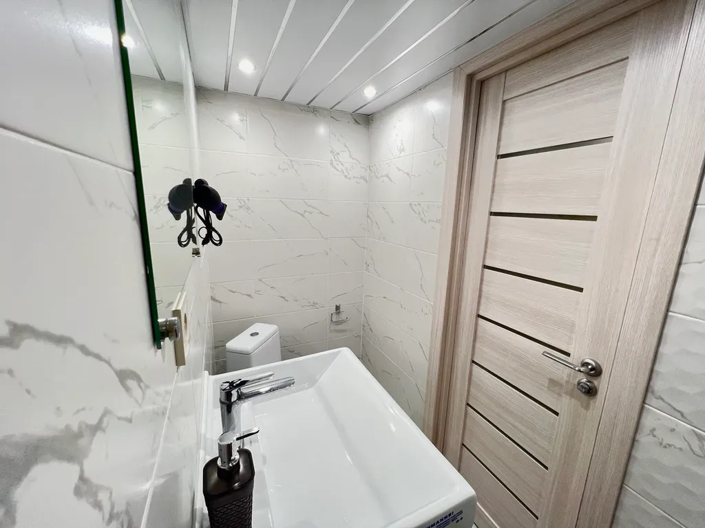 Стильная двухуровневая студия Оранж