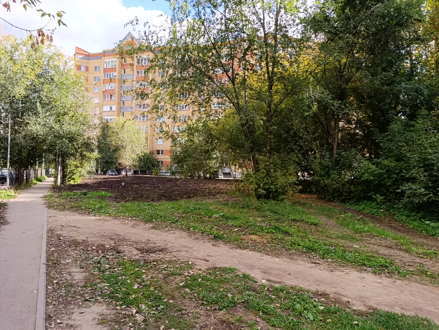 За домом - небольшая рощица. Птички поют :)