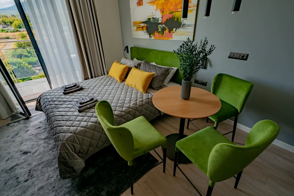 Дизайнерская студия LS-GREEN с боковым видом на море с 13 этажа