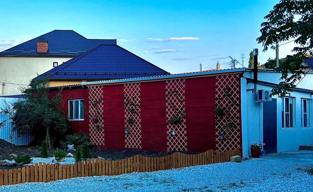 Дом с баней, садом, кинотеатром и парковкой на закрытой территории