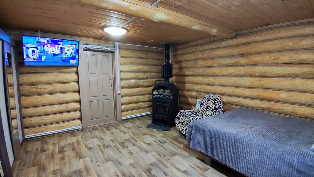 Коттедж Дом с баней, банным чаном, детской площадкой и батутом у озера в сбору — Ланино