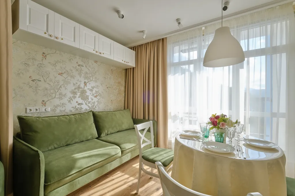 Квартира с дизайнерским ремонтом и видом на горы на побережье