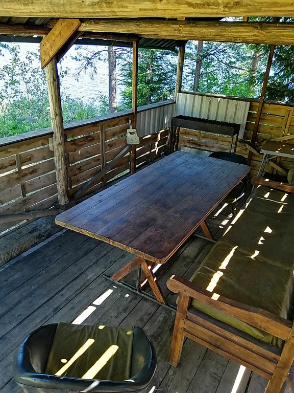 Дом на берегу с баней и лодкой