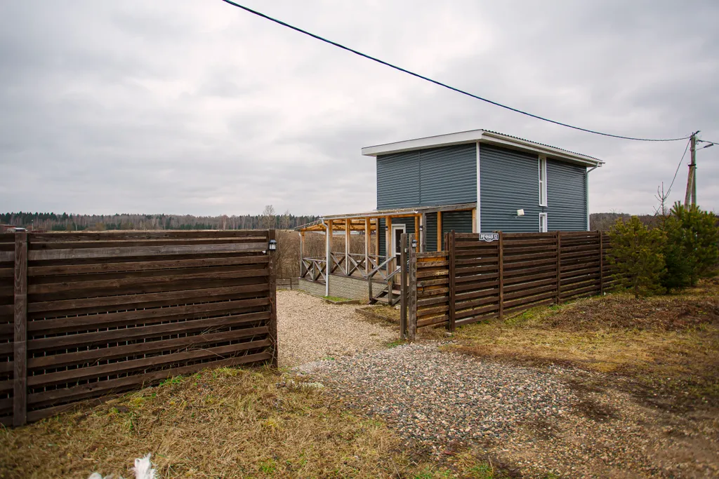 Дом на берегу реки