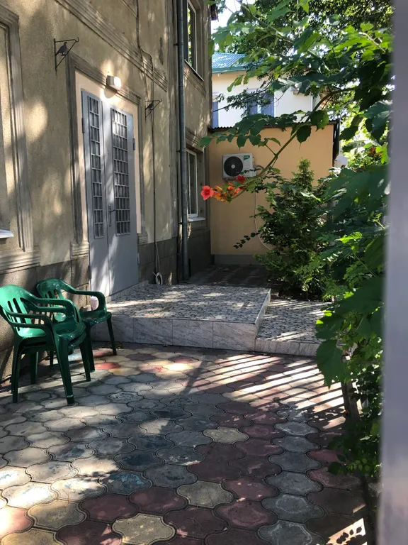 Дом с видом на сквер в центре города