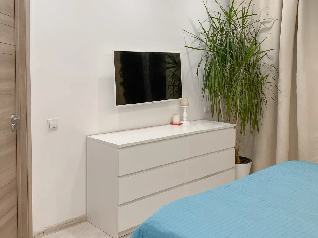 Светлая квартира с панорамными окнами и большой ванной для двоих