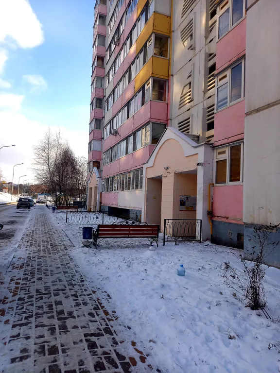 Двушечка возле Леруа