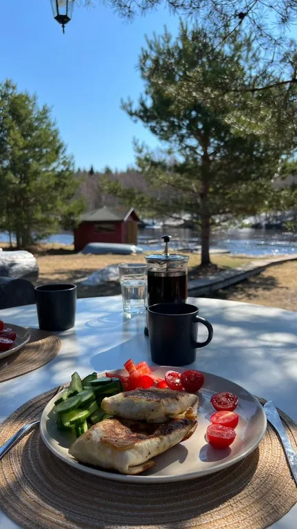Дом на берегу реки в тихой деревне