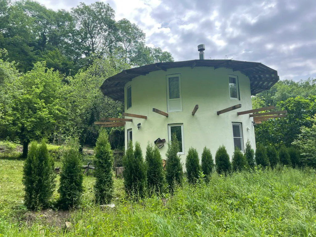 Уединённый Круглый Дом в горах Отшельник