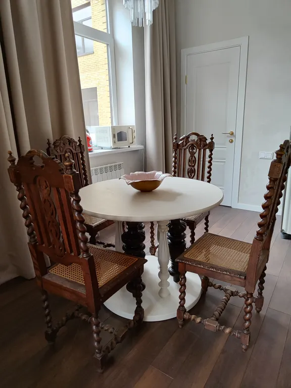 Трёхкомнатная квартира с элементами колониального стиля у подъемника