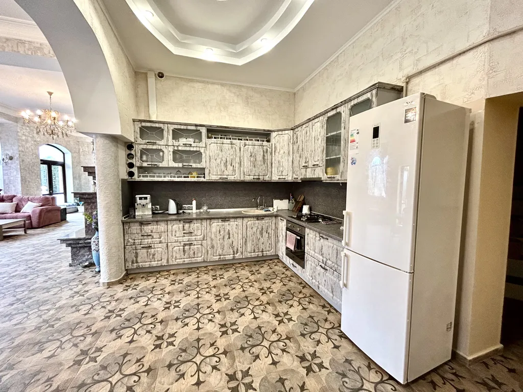 Вилла с бассейном и сауной в центре Ялты