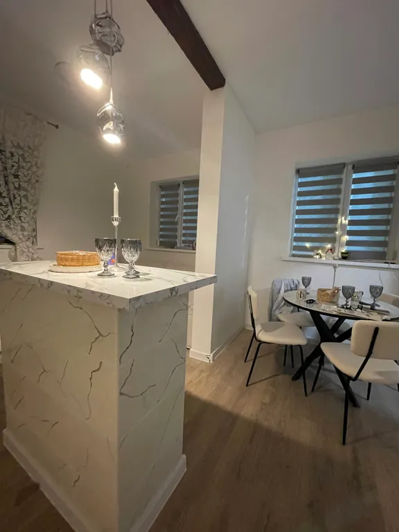 Дом рядом с лесом и прудом