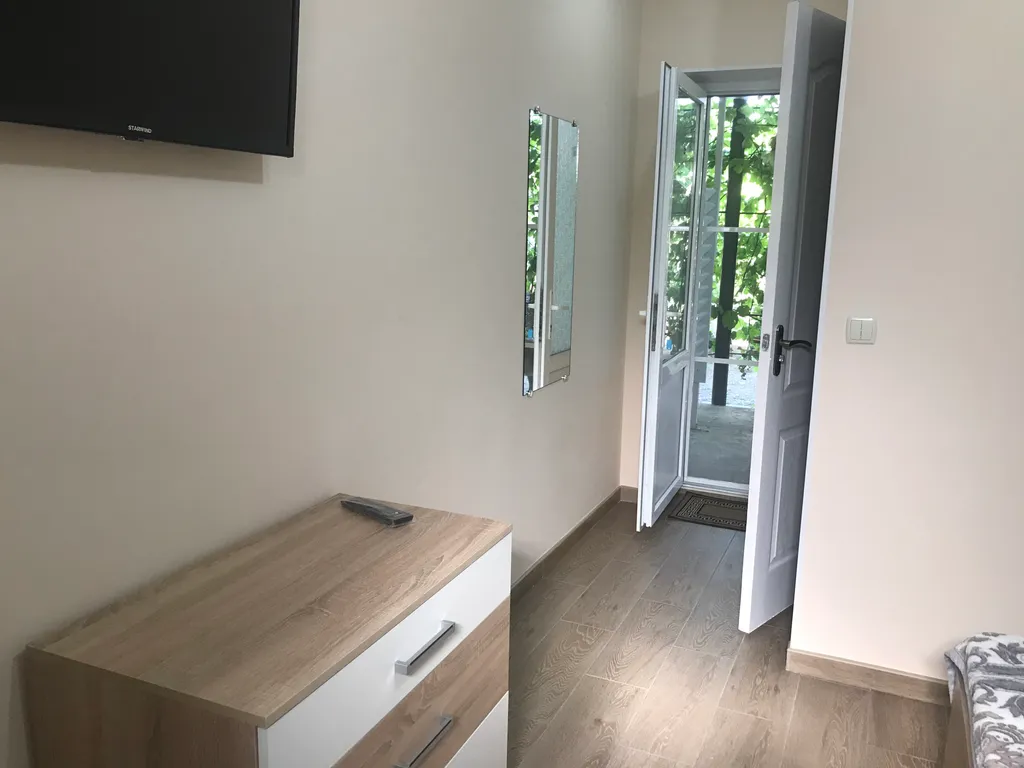 Индивидуальные номера на земле в уютном дворике