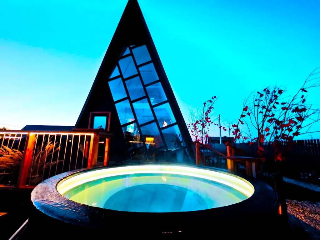 Треугольный дом Lis-A-dom с видом на реку