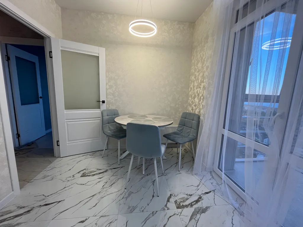 Квартира с панорамным видом на город и озеро на 20-ом этаже